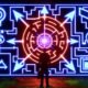 Marketer in dunklem Neonlabyrinth mit hervorgehobenen Kanälen wie Website, App, E-Mail, Social Media und Offline; zentrales Dashboard zeigt Heatmaps und Conversion Funnels.
