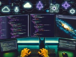 Moderner, dunkler Entwickler-Arbeitsplatz mit mehreren Monitoren voller Quellcode und Plasmic-Studio, genderneutrale Person tippt, umgeben von Icons wie Vercel, Netlify, AWS Lambda, GitHub und CI/CD Workflows vor abstraktem Hintergrund.