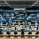 Futuristischer, offener Arbeitsplatz mit Marketern an holografischen Dashboards, KI-Chatbots und digitalen Arbeitsabläufen vor Screens mit Echtzeit-Analysen.