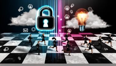 Moderne Illustration mit Vorhängeschloss und Glühbirne, verbunden durch ein digitales Spielfeld mit Avataren aus Marketing, Recht und IT, umgeben von Datenwolken und Consent-Bannern.