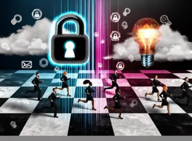 Moderne Illustration mit Vorhängeschloss und Glühbirne, verbunden durch ein digitales Spielfeld mit Avataren aus Marketing, Recht und IT, umgeben von Datenwolken und Consent-Bannern.