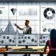 Zwei Marketer arbeiten konzentriert an Data Dashboards in einer modernen Agentur, fokussiert auf zentrale KPIs vor unscharfem Zahlendaten-Hintergrund.
