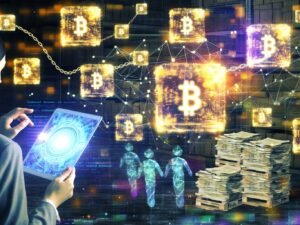 Futuristische Szene mit Content-Elementen, goldenen Blockchain-Blöcken, Person mit Tablet und leuchtendem Smart Contract, vor einem verblassenden Zeitungsstapel und transparenten Ketten.