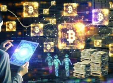 Futuristische Szene mit Content-Elementen, goldenen Blockchain-Blöcken, Person mit Tablet und leuchtendem Smart Contract, vor einem verblassenden Zeitungsstapel und transparenten Ketten.