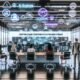 Futuristisches Open-Plan-Büro mit digitalem Dashboard, das automatisierte Workflows zwischen KI-Engines, Content-Management und Performance-Metriken anzeigt