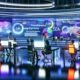 Futuristische Bürolandschaft mit jungen Marketers vor großen Curved-Monitoren, auf denen KI-Content-Tools, bunte SEO-Grafiken und holografische Cluster mit Begriffen wie LLM und Entity Recognition angezeigt werden.