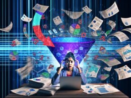 Frustrierter Marketer am vollgestapelten Schreibtisch mit chaotischen Datenströmen, Trichterdiagramm mit roten Drop-offs, verblasste Google Analytics-Elemente und technisches Dashboard mit Echtzeitanalysen.