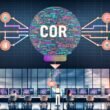 Futuristische Redaktionszentrale mit Bildschirmen, Hologrammen, digitalen Tools und automatisierten Workflows für skalierbare, kreative Content-Produktion.