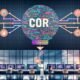 Futuristische Redaktionszentrale mit Bildschirmen, Hologrammen, digitalen Tools und automatisierten Workflows für skalierbare, kreative Content-Produktion.