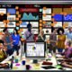 Buntes, modernes Marketingbüro mit diversen Teammitgliedern, großen Bildschirmen mit Kanban-Boards, Analytics, Sticky Notes an Glaswänden und mehreren Logos moderner Kollaborationstools.