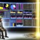 Überforderter Marketer vor großem, futuristischem Daten-Dashboard mit bunten KPIs und Zahlenstapeln, goldener Lichtstrahl hebt klaren Insight hervor.