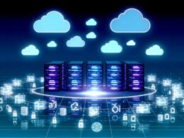 Futuristischer Serverraum, verbunden durch Cloud-Icons, mit Lambda-Symbolen, wireframe Strapi-Logos, API-Gateway, Datenbanken und Sicherheitsschlössern in leuchtender Farbenpalette.