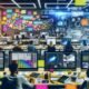 Team arbeitet in modernem Büro an Laptops mit mehreren Monitoren, bunten Notizzetteln, Brainstorming-Boards und KI-generierten Grafiken, während digitale Tools sichtbar sind.