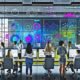 Marketing-Profis analysieren KPIs und Dashboards an großen Monitoren in einem hochmodernen Büro, umgeben von Whiteboards mit Metriken, digitalen Popups und Server-Symbolen.