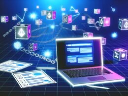 Modernes Workspace-Szenario mit Laptop, Webflow-Interface und schwebenden 3D-Blockchain-Symbolen, beleuchtet von blauen und violetten Lichtakzenten, sowie technischen Diagrammen und Checklisten.