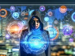 Person blickt entschlossen auf ein leuchtendes Marketing-Dashboard mit Diagrammen, KPIs und vernetzten Datenpunkten, im Hintergrund urbane Skyline und digitale Matrix.
