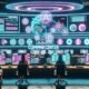 Futuristische Arbeitsumgebung mit Content Creators an Neon-beleuchteten, holografischen Interfaces in einer hochintegrierten, KI-gesteuerten Schaltzentrale für die Creator Economy 2025.