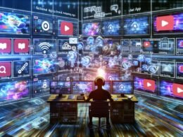 Illustration eines modernen Kontrollraums 2025 mit Creator, mehreren Social-Media-Monitoren, Analytics-Dashboards und Datenströmen als Symbol für datengesteuerte Markenführung.