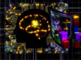 Stilisierte Illustration eines schwarzen Motherboards mit goldenen Leiterbahnen und leuchtender Gehirn-Silhouette, umgeben von digitalem Schutzschild und abprallenden farbigen Würfeln, vor einem technisch-rauchigen Hintergrund mit Glitches.