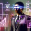 Moderne Business-Person mit Datenbrille betrachtet futuristische Dashboards mit bunten KPIs und Social-Media-Symbolen im Hintergrund