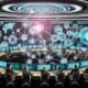 Futuristischer digitaler Kontrollraum mit Touchscreens, Hologrammen und vielfältigen Kreativen, die vernetzte Daten zur Content-Erstellung, Community und Monetarisierung analysieren
