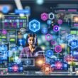 Futuristischer Schreibtisch mit mehreren Monitoren, Dashboards, farbenfrohen Content-Elementen, KI-Symbolen und einer Person mit Headset in moderner digitaler Arbeitsumgebung.