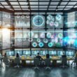 Junges Marketingteam in einem futuristischen, offenen Office analysiert Daten auf großen, transparenten Bildschirmen mit Unterstützung einer schwebenden KI.