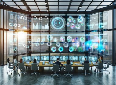 Junges Marketingteam in einem futuristischen, offenen Office analysiert Daten auf großen, transparenten Bildschirmen mit Unterstützung einer schwebenden KI.