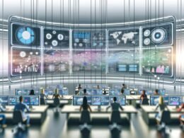 Futuristisches Kontrollzentrum im Stil von 2025 mit großen Dashboards, Datenströmen und Menschen an modernen Arbeitsplätzen im Online-Marketing.