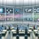 Futuristisches Kontrollzentrum im Stil von 2025 mit großen Dashboards, Datenströmen und Menschen an modernen Arbeitsplätzen im Online-Marketing.