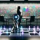 Ein großes, modernes Großraumbüro mit halb schattigen Bereichen zeigt eine robotische Turm-Schachfigur am digitalen Schachbrett gegen einen verschwommenen Geschäftsmenschen. Umgeben von holografischen Diagrammen, KI-Symbolen und Marketing-Elementen.