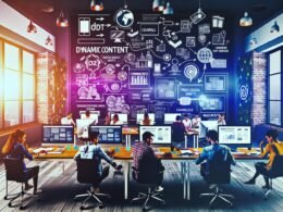 Junge Professionals entwickeln konzentriert Content-Entwürfe an großen Bildschirmen in moderner Redaktion, mit Whiteboard, Tablets, Diagrammen und digitalen Workflow-Symbolen.
