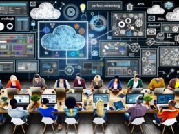 Diverse Kreativteams arbeiten in moderner, digital vernetzter Büroumgebung an Laptops und großen Touchscreens mit Dashboards und Content-Hub.