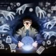 Surreales Bild einer Person am Schreibtisch, umgeben von algorithmischen Linien und Symbolen, mit übergroßen, digitalen Händen, die Alltagsobjekte manipulieren.