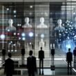 Stilisiertes Kontrollzentrum mit transparenten Bildschirmen voller Daten und Algorithmen, Menschen im Schatten mit digitalen Überlagerungen und Blackbox-Silhouetten im Hintergrund.