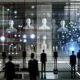 Stilisiertes Kontrollzentrum mit transparenten Bildschirmen voller Daten und Algorithmen, Menschen im Schatten mit digitalen Überlagerungen und Blackbox-Silhouetten im Hintergrund.