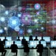 Mehrere Menschen vor Hologramm-Monitoren in einem futuristischen Kontrollraum mit schwebenden Datengrafiken, bunten Codes und neuronalen Netzwerken im Hintergrund.