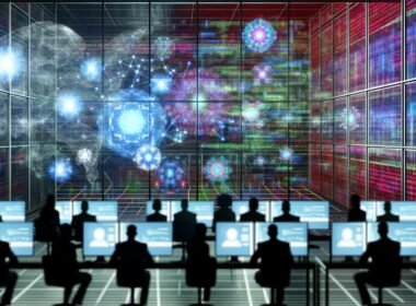 Mehrere Menschen vor Hologramm-Monitoren in einem futuristischen Kontrollraum mit schwebenden Datengrafiken, bunten Codes und neuronalen Netzwerken im Hintergrund.