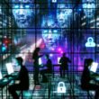 Silhouetten in einer digitalen Großstadt vor Computerbildschirmen, umgeben von Datenströmen und algorithmischen Symbolen bei Nacht in kühlen Neonfarben.