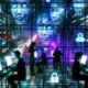 Silhouetten in einer digitalen Großstadt vor Computerbildschirmen, umgeben von Datenströmen und algorithmischen Symbolen bei Nacht in kühlen Neonfarben.