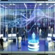 Menschen in futuristischem Büro betrachten durchsichtige Bildschirme mit Algorithmen, im Hintergrund arbeiten humanoide Roboter an Computern.