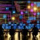 Digitalmarketer und Entwickler analysieren einen Hightech-Arbeitsplatz mit großen Dashboards und farbigen Datenflüssen bei Nacht, betont durch Datenschutz und Adaption.