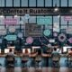 Modernes Büro mit einem Content-Team, mehreren Monitoren und integrierten Creator-Tools für Automatisierung und Workflow-Optimierung.