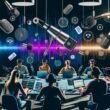Modernes, dynamisches Podcast-Studio mit Mikrofonen, Kopfhörern, großen Monitoren, Voice-Search-Geräten und einem vielfältigen Team bei der Audiobearbeitung.