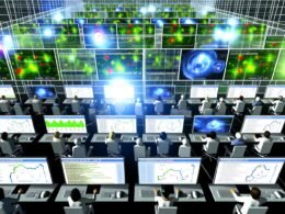 Top-Down-Ansicht einer digitalen Marketing-Steuerzentrale mit Marketers, die Echtzeitdaten auf Monitoren verfolgen, um Nutzerinteraktionen, Heatmaps und Sitzungsanalysen auszuwerten.