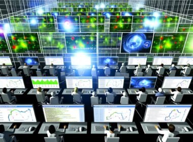 Top-Down-Ansicht einer digitalen Marketing-Steuerzentrale mit Marketers, die Echtzeitdaten auf Monitoren verfolgen, um Nutzerinteraktionen, Heatmaps und Sitzungsanalysen auszuwerten.