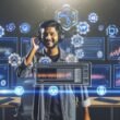 Futuristischer Arbeitsplatz mit digitalen Dashboards, Marketer mit Kopfhörern am Mikrofon, und Symbolen für Automation und Tracking.