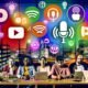 Titelbild mit diversen jungen Digital-Creator an einem Tisch mit moderner Podcast-Ausrüstung, umgeben von Icons führender Podcast-Plattformen und dem Text ‚Podcast-Strategie 2025: SEO, Sichtbarkeit & Wachstum‘ im energiegeladenen Urban-Stil.