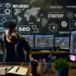 Junger Influencer Marketing Editor an modernen Monitoren mit Dashboards, Social Media, SEO-Statistiken und Notizen in einem urbanen, digital ausgerichteten Büro.