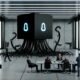 Futuristisches düsteres Büro mit schwarzer KI-Box, algorithmischen Tentakeln, greifenden Daten und angespannten Managern, Politikern sowie Maschinenfiguren am Konferenztisch
